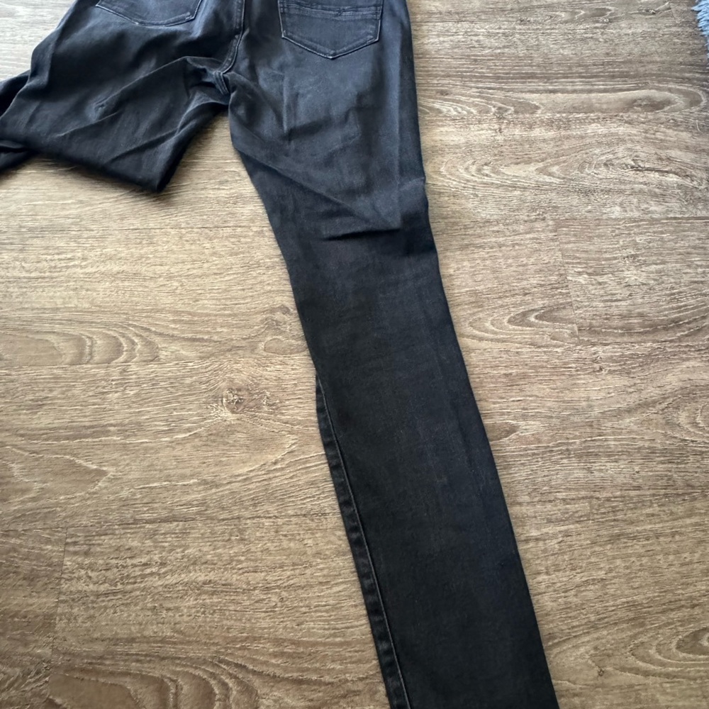 New York & Company Black High-Rise Distressed Straight Jeans - Picture 4 of 9